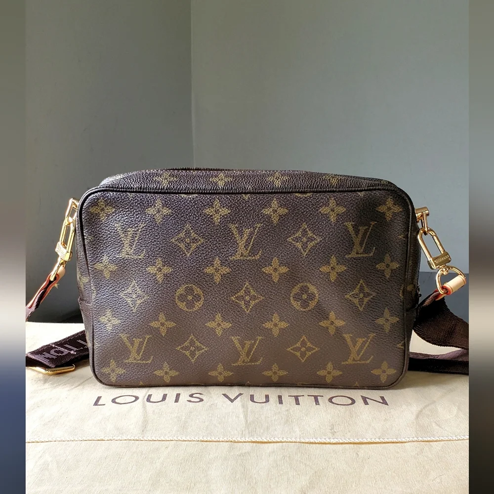 Authentic LOUIS VUITTON Trousse De Toilette 23 Crossbody Bag - Picture 4 of 13
